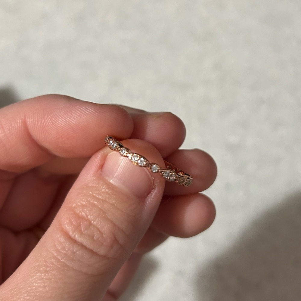 Elegant Rose Gold Women's Ring - Picture 6 of 7